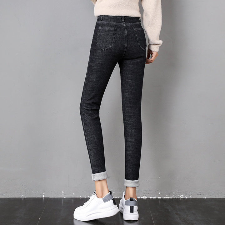 Kobieta w ocieplanych jeansach rurkach