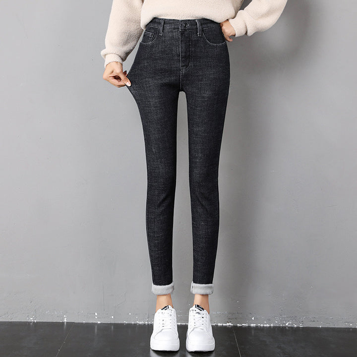 Kobieta w ocieplanych jeansach rurkach