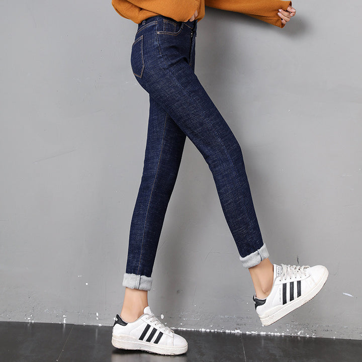Kobieta w ocieplanych jeansach rurkach
