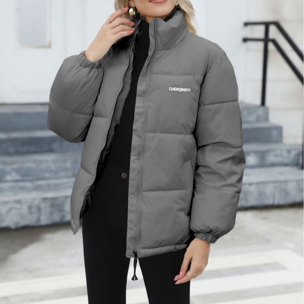 Kobieta w pikowanej kurtce zimowej ze stójką
