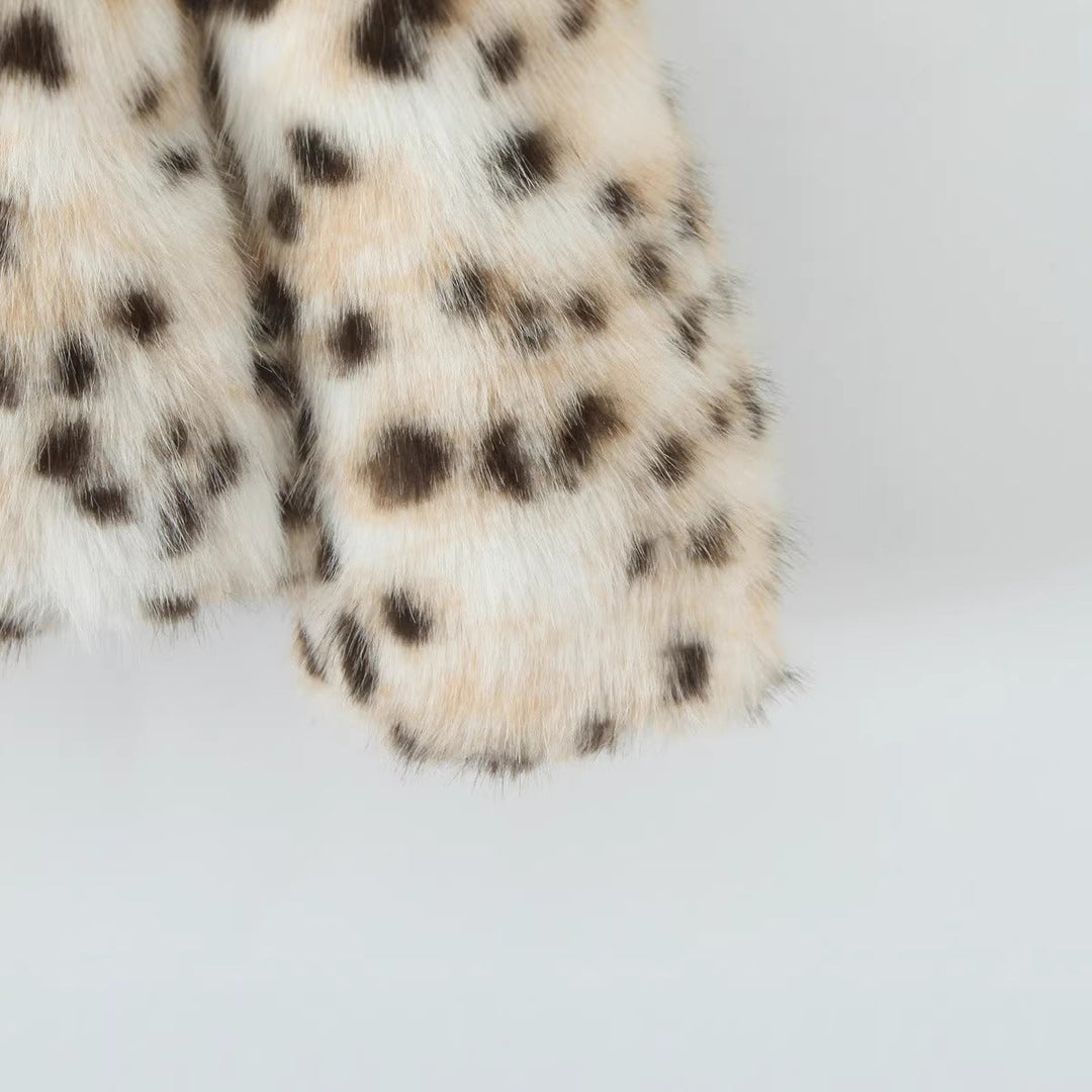 Damska długa faux fur płaszcz in leopard print z oversize cut Lumaza