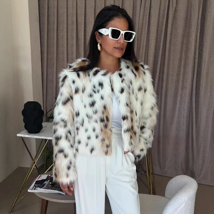 Damska krótka fur kurtka made of faux fur z leopard print i boxy silhouette Lumaza