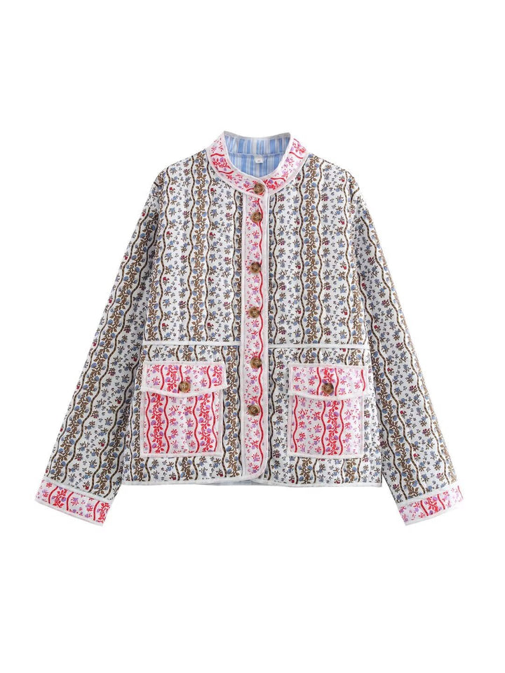 Damska pikowana krótka kurtka z Stójka, naszywane kieszenie i delikatna ethnic print