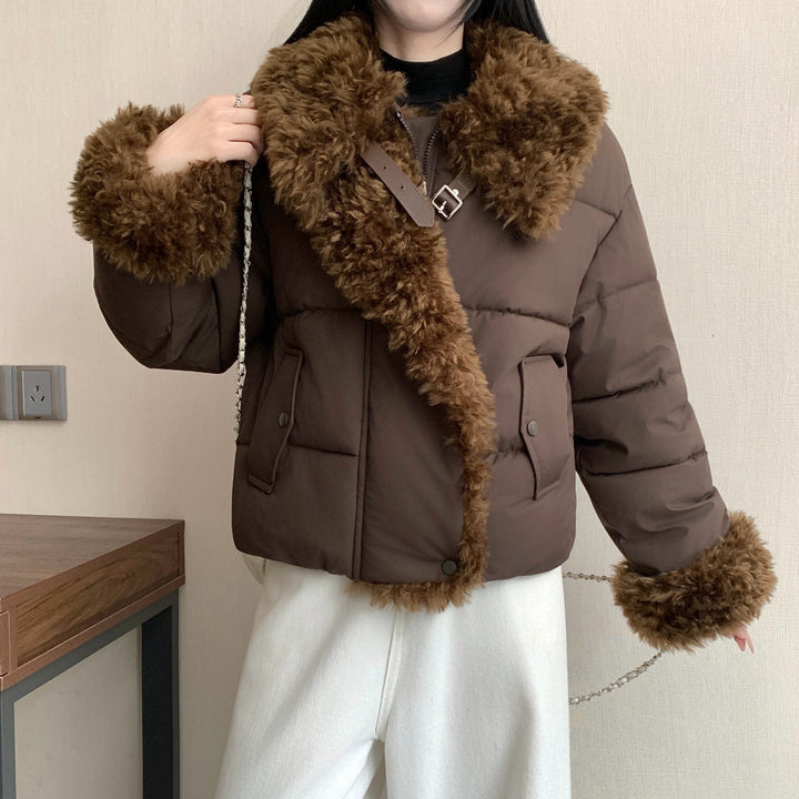 Damska krótka taliowana puchowa kurtka z voluminous faux fur kołnierzem, buckle i zamkiem błyskawicznym details Lumaza