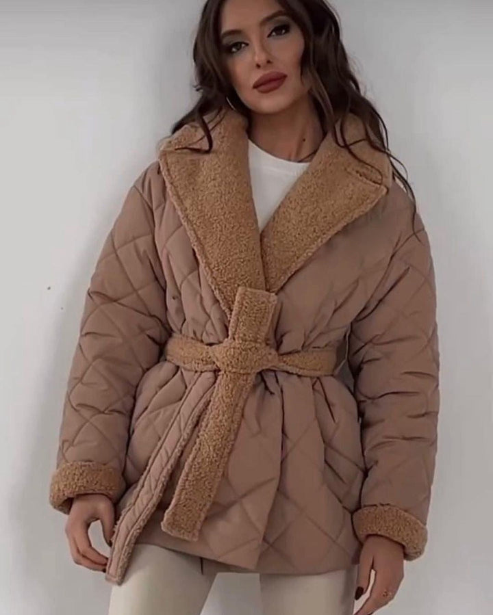 Damska pikowana kurtka z teddy lining, dopasowana paskiem i dużymi shawl kołnierzem Lumaza