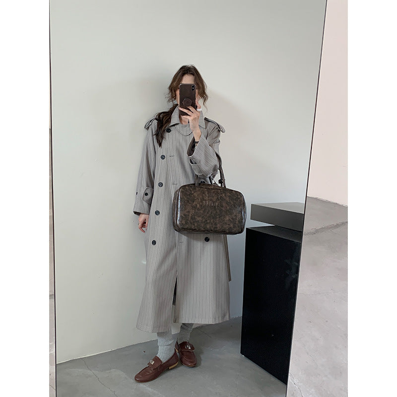 Damska pinstripe trencz z boxy silhouette, na ramiona patches, i concealed wiązanym paskiem Lumaza