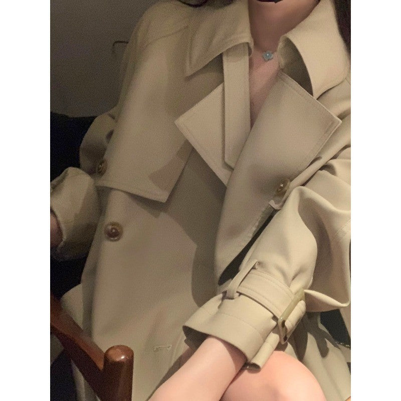 Damska elegancka midi trencz z oversize na ramiona klapką, gathered rękawami, i waist-defining wiązanym paskiem Lumaza