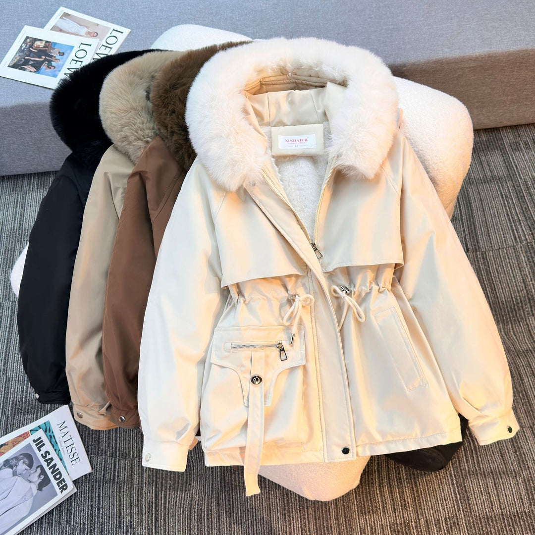 Damska krótka ocieplana parka z faux fur kołnierzem, teddy lining, ściągaczem waist, i multifunkcjonalna kieszeniami Lumaza