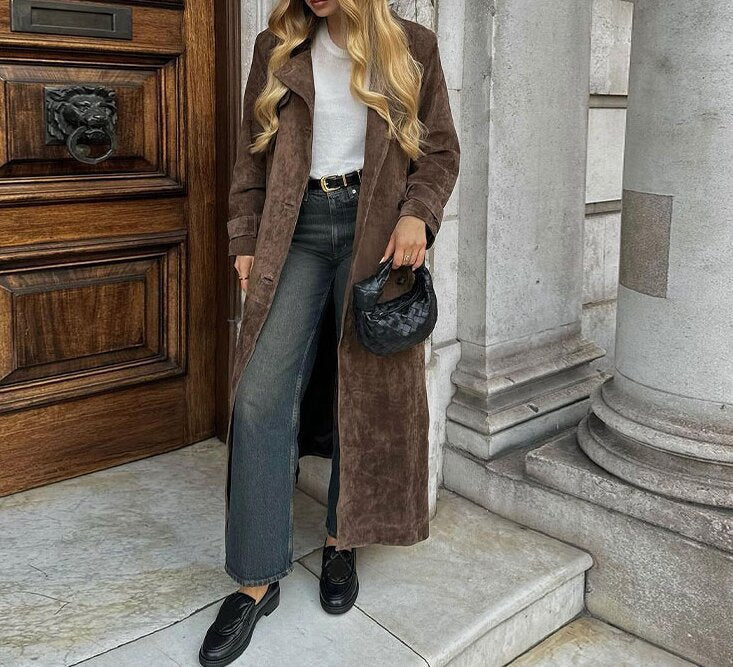Damska długa Suede kurtka in a Minimalist Trench Look z Soft Lapels Lumaza