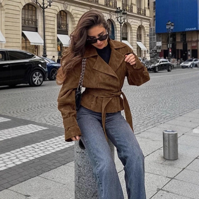 Damska taliowana Suede-Look krótka kurtka z kopertowa paskiem i długa Cuffs Lumaza