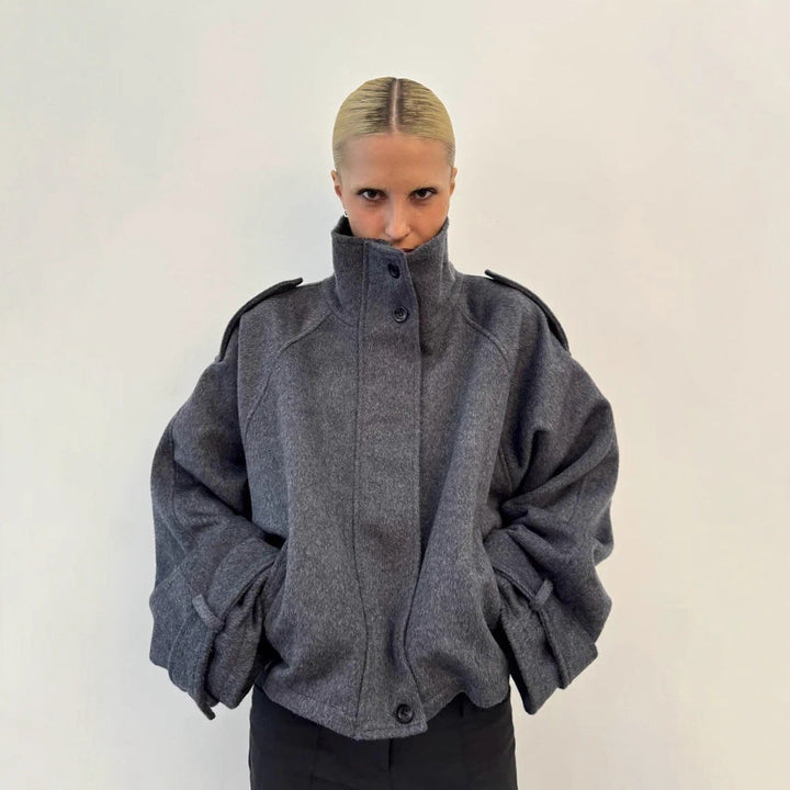 Damska krótka oversize Wool kurtka z ze stójką i Epaulets Lumaza