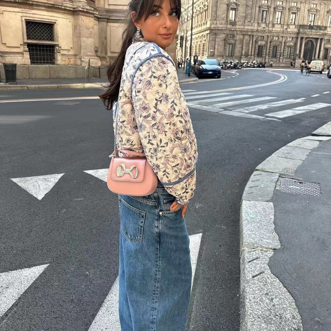 Damska krótka pikowana blouson kurtka z kwiatowa embroidery i contrasting piping Lumaza
