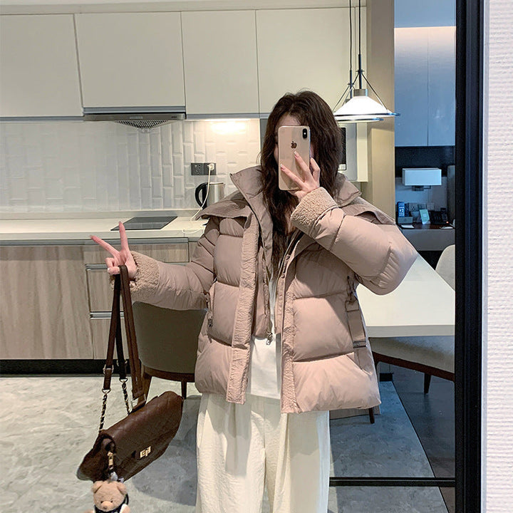 Damska krótka pikowana waist puchowa kurtka z cozy teddy kołnierzem i regulowanym buckle strap Lumaza