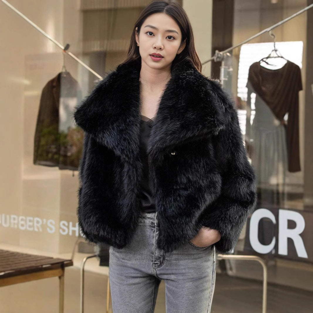 Damska krótka Faux Fur kurtka z Voluminous Shawl kołnierzem Lumaza