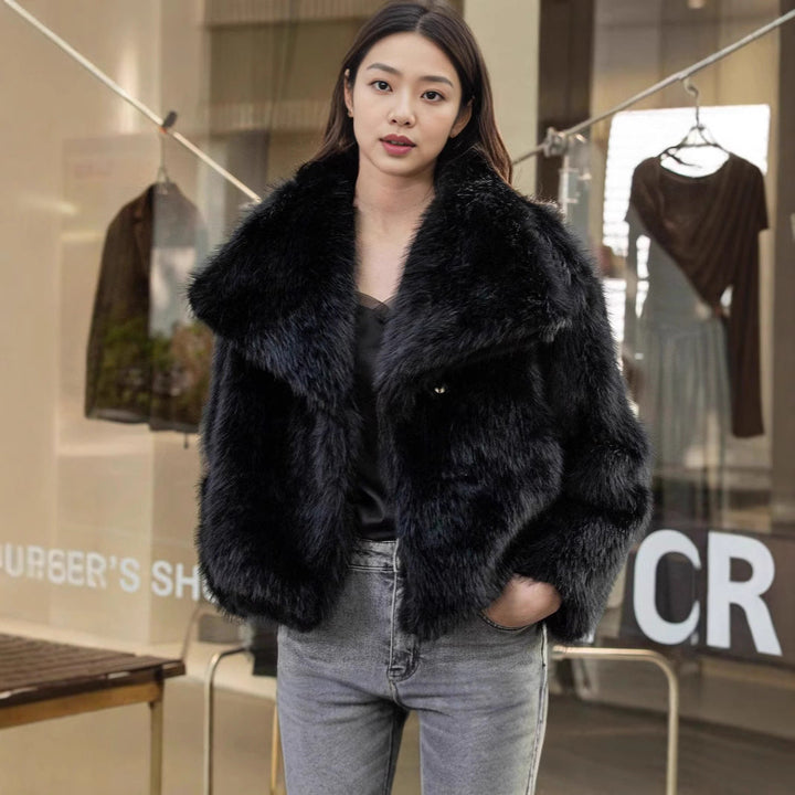 Damska krótka Faux Fur kurtka z Voluminous Shawl kołnierzem Lumaza