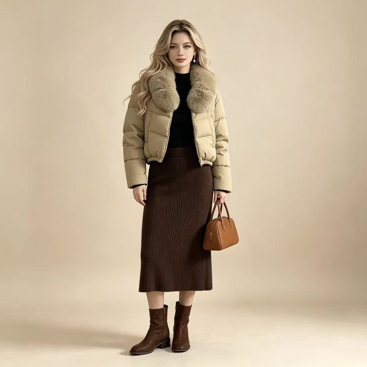 Damska krótka taliowana puchowa kurtka z voluminous hood kołnierzem i detachable fur trim Lumaza