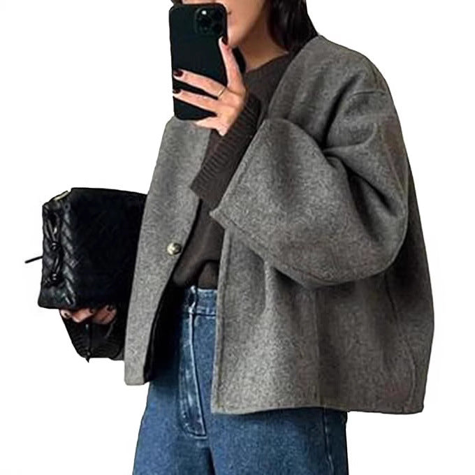 Damska krótka oversize wool kurtka z boxy cut i single-guzikami closure Lumaza