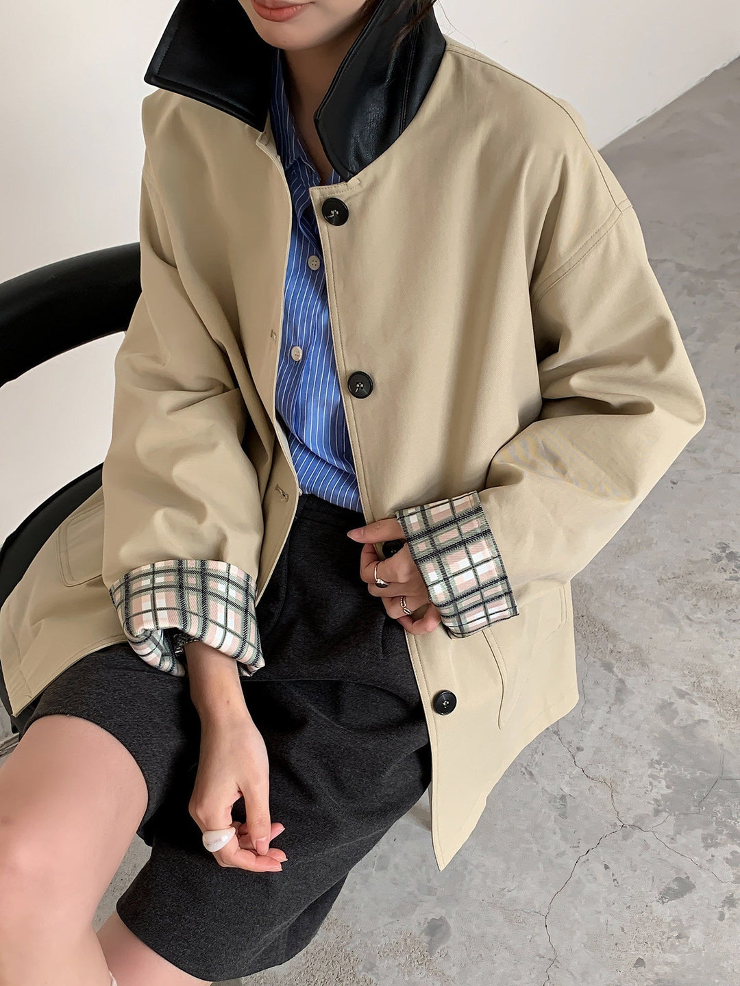 Damska krótka kurtka in Trench styl z Leather kołnierzem i Cuffable Checkered Cuffs Lumaza