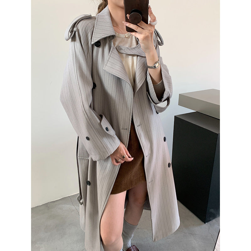 Damska pinstripe trencz z boxy silhouette, na ramiona patches, i concealed wiązanym paskiem Lumaza