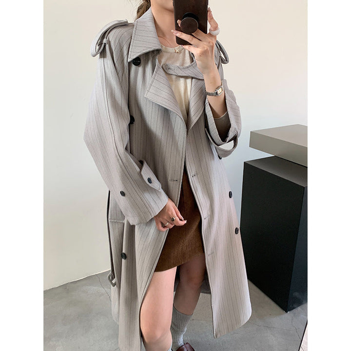 Damska pinstripe trencz z boxy silhouette, na ramiona patches, i concealed wiązanym paskiem Lumaza