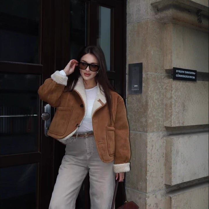 Damska krótka kurtka in lambskin look z high ze stójką i z naszywanymi kieszeniami Lumaza