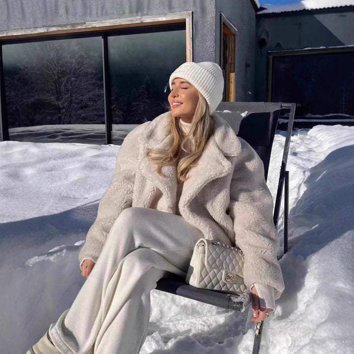 Damska teddy płaszcz made of faux shearling z oversize kołnierzem Lumaza