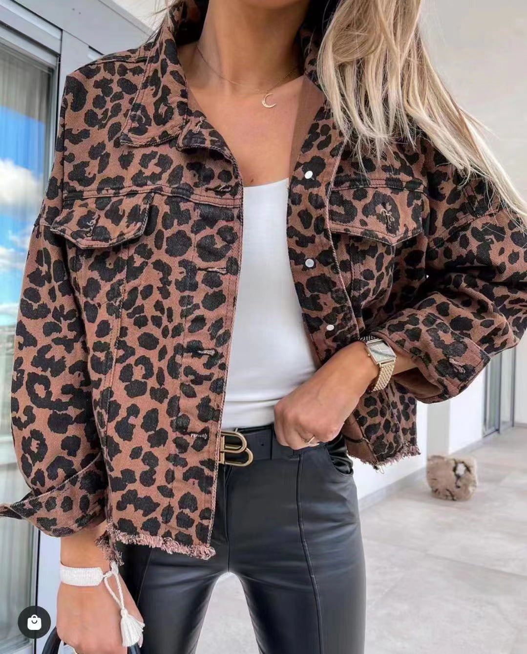 Damska krótka oversize kurtka jeansowa z lampart print, patch kieszenie na piersi, i raw Dół