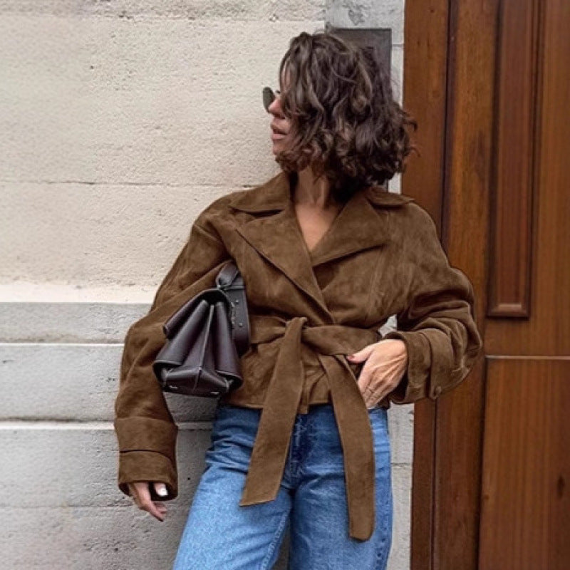 Damska taliowana Suede-Look krótka kurtka z kopertowa paskiem i długa Cuffs Lumaza