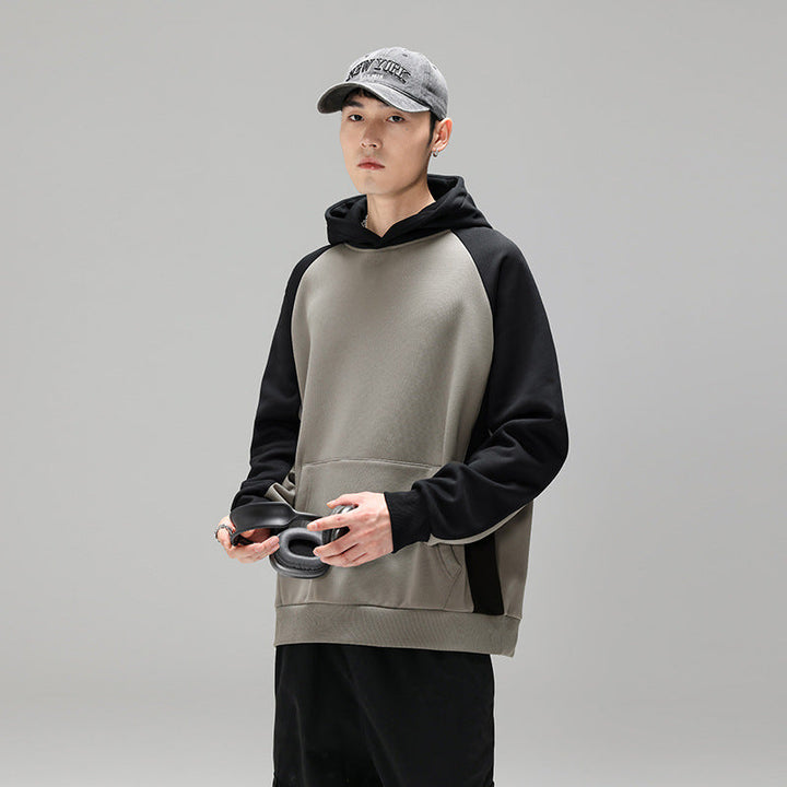 Herren Kapuzenpullover im Colourblock-Fason mit Raglanowyärmeln, Kängurutasche und geripptem Saum