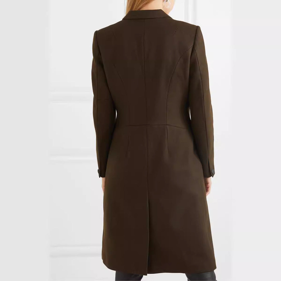 Damska długa płaszcz in sleek tailoring z narrow silhouette Lumaza