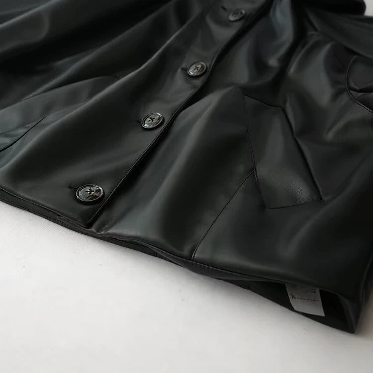 Damska krótka kurtka in koszulowa styl made of vegan smooth skórzany wygląd z distinctive angled kieszeniami Lumaza