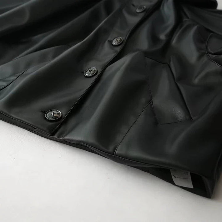 Damska krótka kurtka in koszulowa styl made of vegan smooth skórzany wygląd z distinctive angled kieszeniami Lumaza