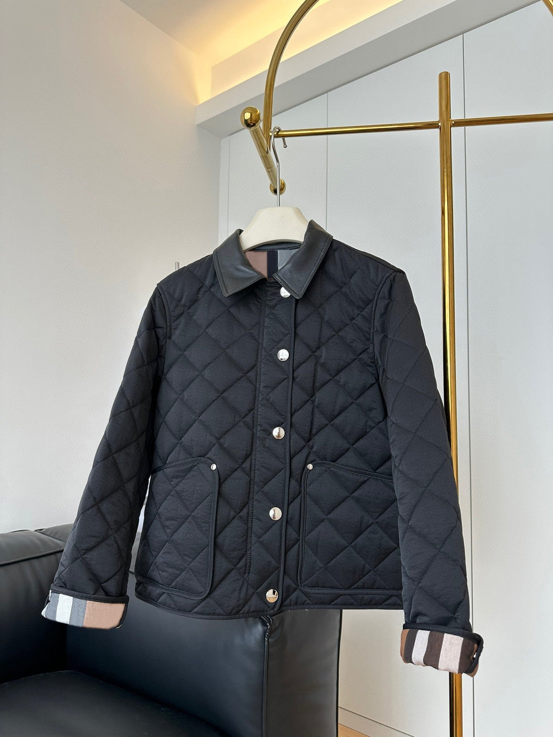 Damska fashionable pikowana kurtka z elegancka leather kołnierzem Lumaza