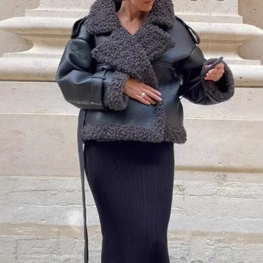 Damska krótka aviator leather kurtka z teddy lining, dużymi kołnierzem, i oversize silhouette Lumaza