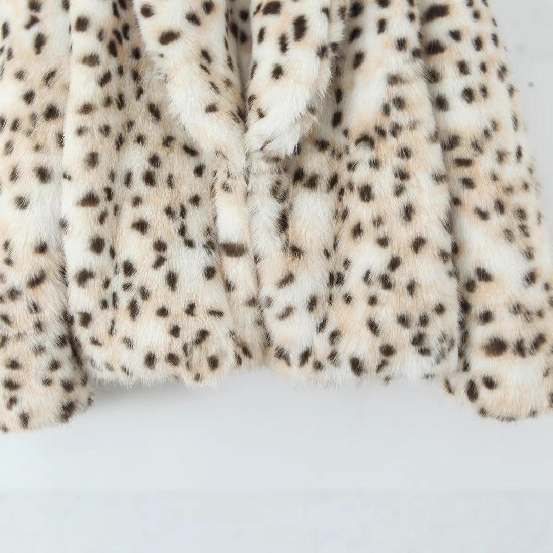 Damska długa faux fur płaszcz in leopard print z oversize cut Lumaza
