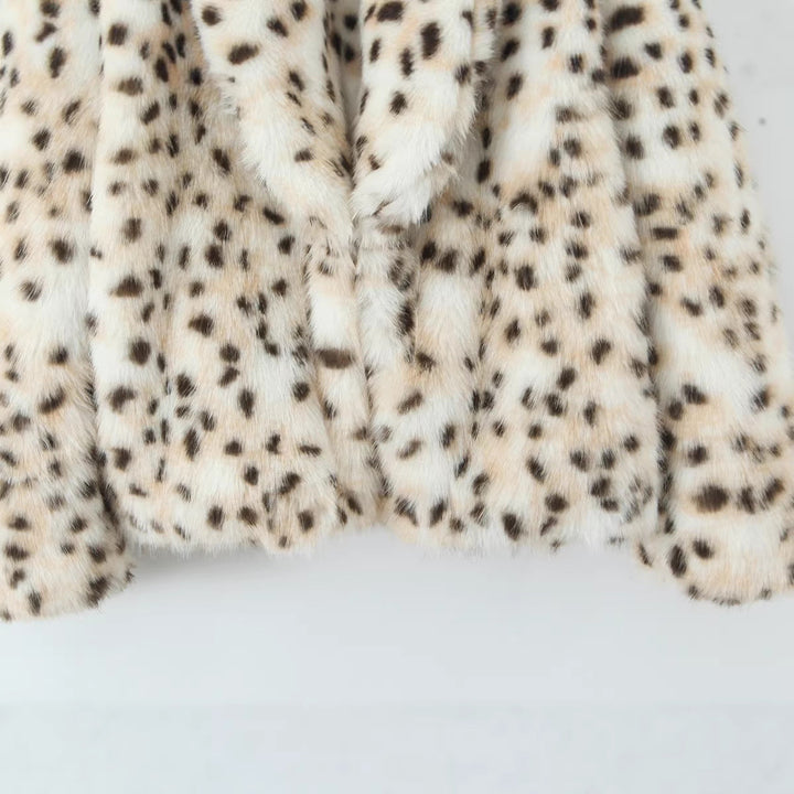 Damska długa faux fur płaszcz in leopard print z oversize cut Lumaza