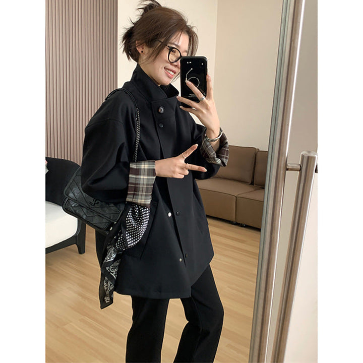 Damska krótka trencz in oversize boxy cut z standing kołnierzem i checkered rękawem turn-up Lumaza