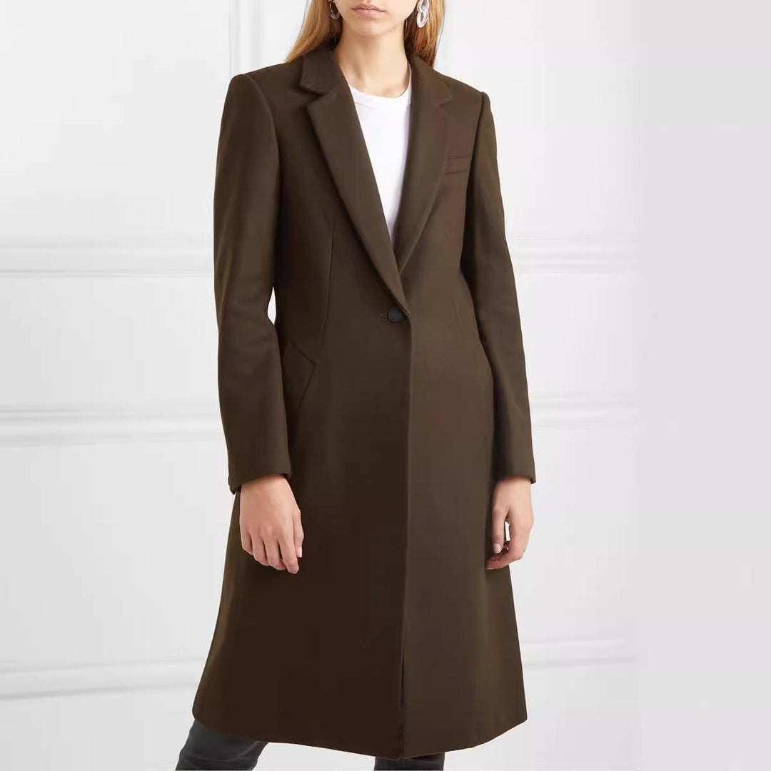 Damska długa płaszcz in sleek tailoring z narrow silhouette Lumaza