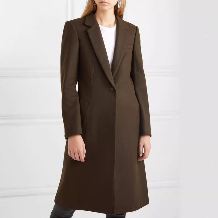 Damska długa płaszcz in sleek tailoring z narrow silhouette Lumaza