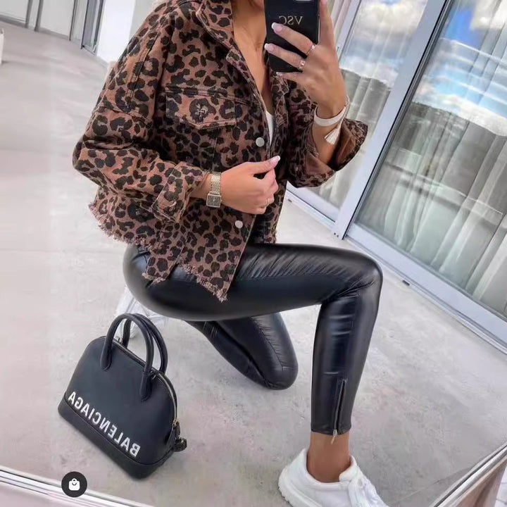 Damska krótka oversize kurtka jeansowa z lampart print, patch kieszenie na piersi, i raw Dół