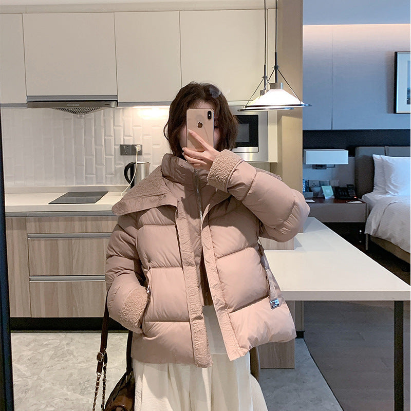 Damska krótka pikowana waist puchowa kurtka z cozy teddy kołnierzem i regulowanym buckle strap Lumaza