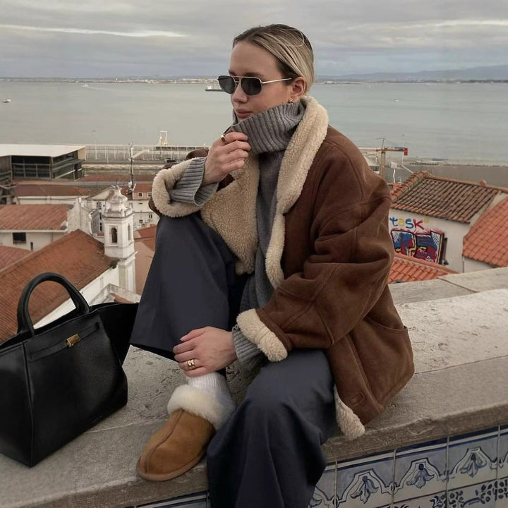 Damska oversize krótka kurtka in Suede Look z Teddy Lining i dużymi Lapel kołnierzem Lumaza