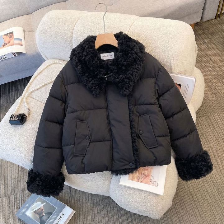 Damska krótka ocieplana kurtka z voluminous faux fur kołnierzem i pom pom ties Lumaza