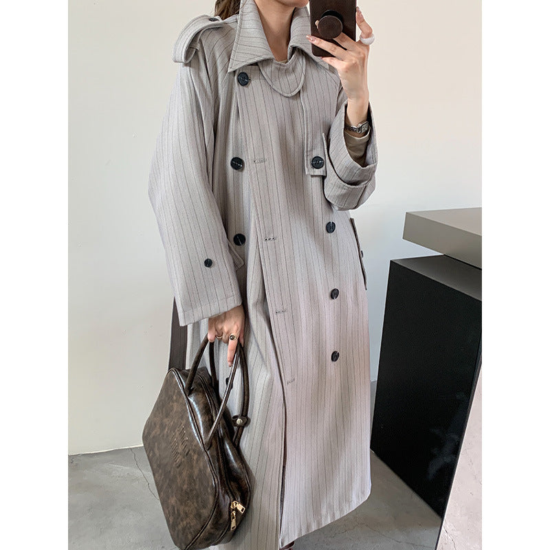 Damska pinstripe trencz z boxy silhouette, na ramiona patches, i concealed wiązanym paskiem Lumaza