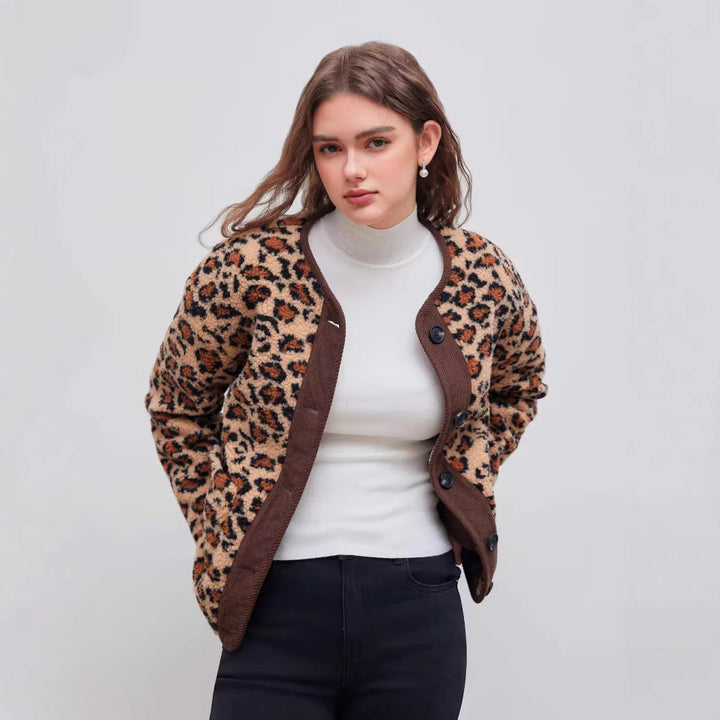 Damska krótka kurtka in teddy look z leopard print i guzikami closure Lumaza
