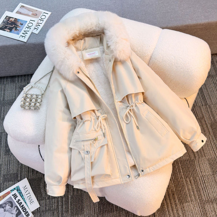 Damska krótka ocieplana parka z faux fur kołnierzem, teddy lining, ściągaczem waist, i multifunkcjonalna kieszeniami Lumaza
