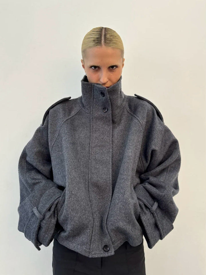 Damska krótka oversize Wool kurtka z ze stójką i Epaulets Lumaza