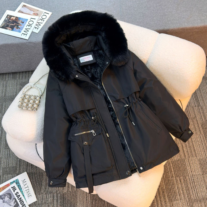 Damska krótka ocieplana parka z faux fur kołnierzem, teddy lining, ściągaczem waist, i multifunkcjonalna kieszeniami Lumaza