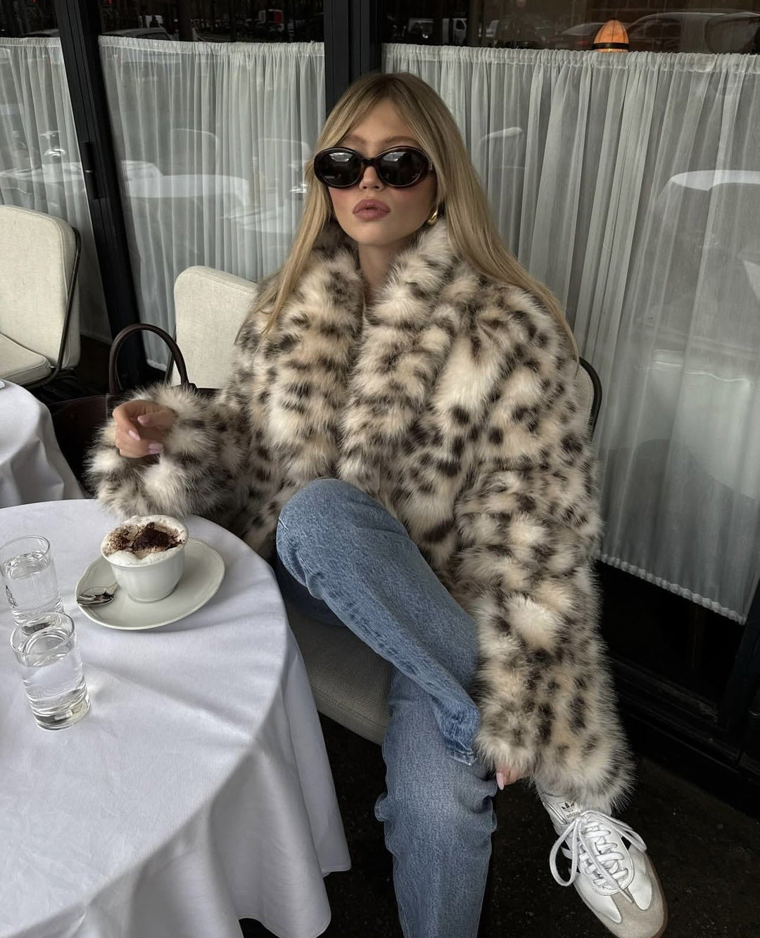 Damska długa faux fur płaszcz in leopard print z oversize cut Lumaza