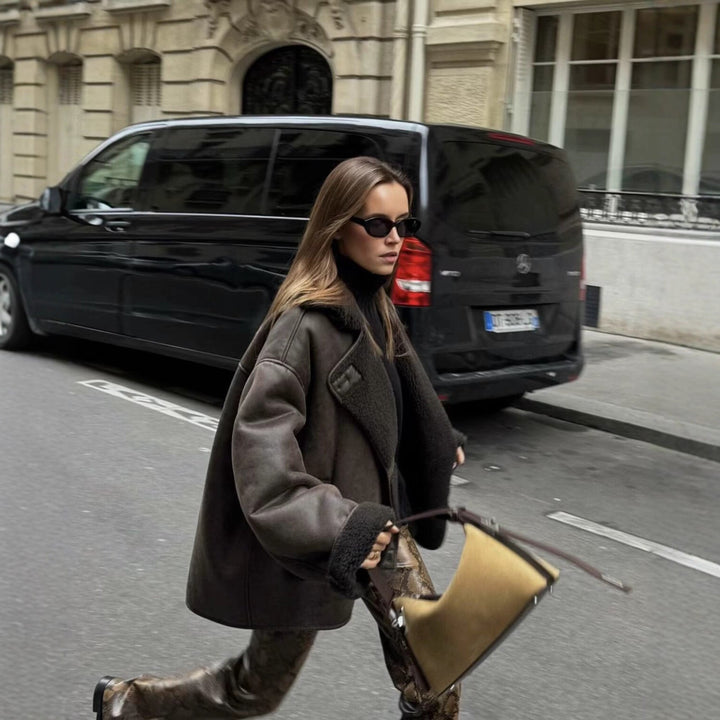 Damska krótka kurtka in oversize shearling look z lapel kołnierzem i kieszeniami Lumaza